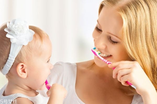 含氟牙膏好還是不含氟的好 含氟牙膏對(duì)牙齒的作用 含氟牙膏好還是不含氟的好 含氟牙膏對(duì)牙齒的作用