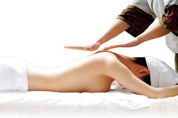 精油開背后可以洗澡嗎 開完背后多久可以洗澡 精油開背后可以洗澡嗎 開完背后多久可以洗澡