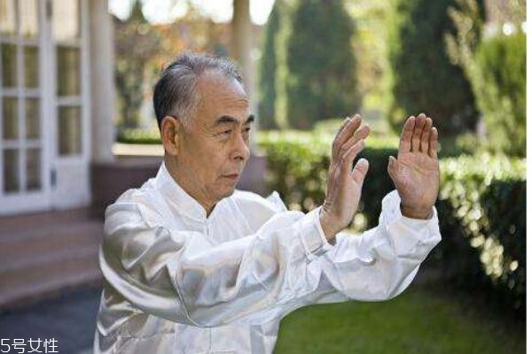 晨練有什么好處呢 晨練前需要吃東西嗎 晨練有什么好處呢 晨練前需要吃東西嗎