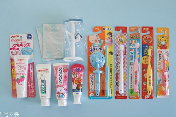 如何給寶寶挑選牙刷和牙膏 正確的刷牙方法 如何給寶寶挑選牙刷和牙膏 正確的刷牙方法