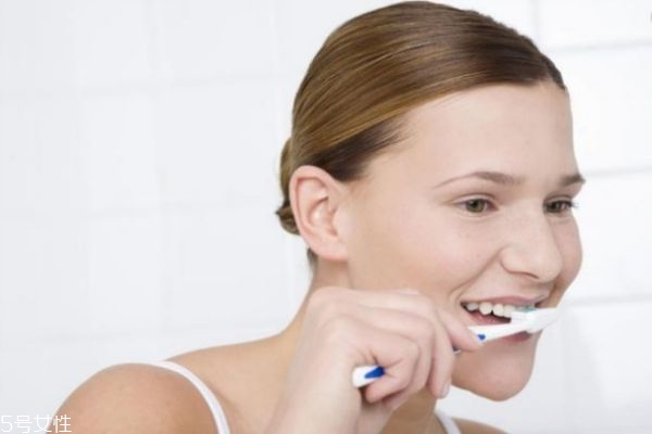 每次刷牙都出血是什么原因 每次刷牙都出血怎么治 每次刷牙都出血是什么原因 每次刷牙都出血怎么治