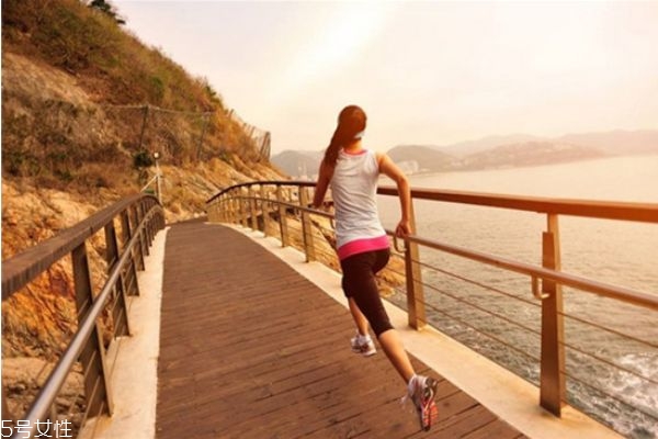 健身先做有氧訓(xùn)練還是無(wú)氧訓(xùn)練 減肥做有氧還是無(wú)氧 健身先做有氧訓(xùn)練還是無(wú)氧訓(xùn)練 減肥做有氧還是無(wú)氧