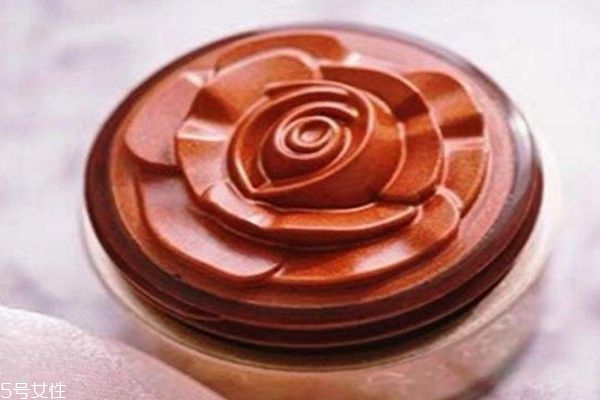 液體腮紅怎么用呢 液體腮紅和粉質(zhì)腮紅哪個(gè)好呢 液體腮紅怎么用呢 液體腮紅和粉質(zhì)腮紅哪個(gè)好呢