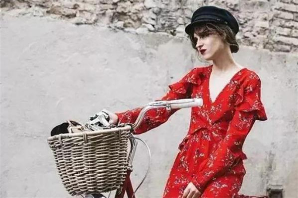 碎花裙什么顏色顯白 碎花裙什么顏色不挑人 碎花裙什么顏色顯白 碎花裙什么顏色不挑人