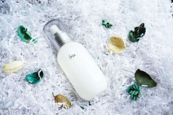 夏天油皮能不用乳液?jiǎn)?油性皮膚夏天可以不用乳液?jiǎn)? alt=