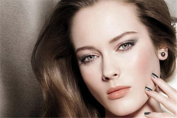 吹風(fēng)機(jī)對(duì)頭發(fā)有傷害嗎 有一定的傷害 吹風(fēng)機(jī)對(duì)頭發(fā)有傷害嗎 有一定的傷害