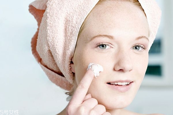 乳液和面霜可以涂眼部嗎 最好避開(kāi)眼睛周圍