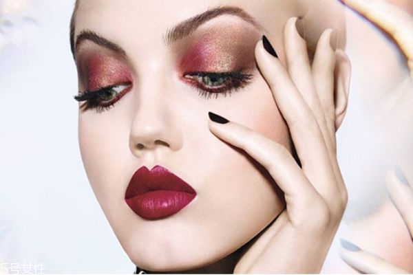 粉底前只涂水乳可以嗎 拍完水乳多久化妝 粉底前只涂水乳可以嗎 拍完水乳多久化妝