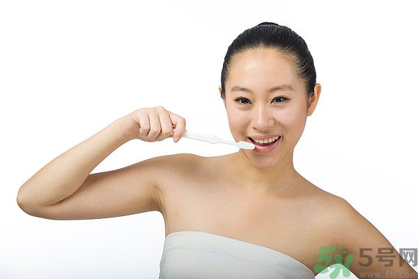 溫水刷牙好還是冷水刷牙好？溫水刷牙的好處