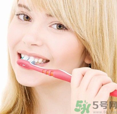 刷牙用冷水還是熱水好？刷牙用熱水有什么好？