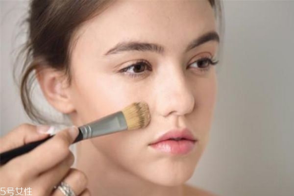 水乳后直接上粉底液嗎 水乳多久后上粉底 水乳后直接上粉底液嗎 水乳多久后上粉底