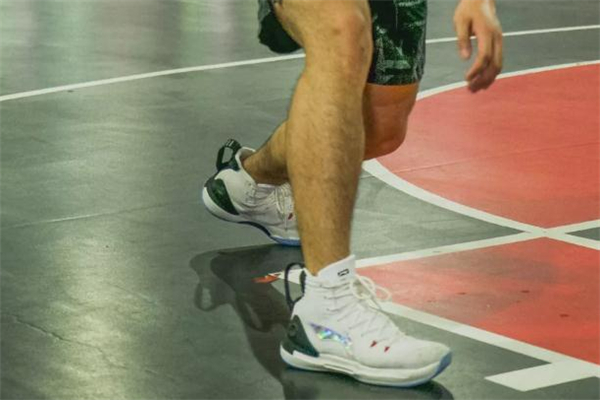 李寧馭帥13和音速7哪個(gè)好 馭帥13和音速7對(duì)比測(cè)評(píng) 李寧馭帥13和音速7哪個(gè)好 馭帥13和音速7對(duì)比測(cè)評(píng)