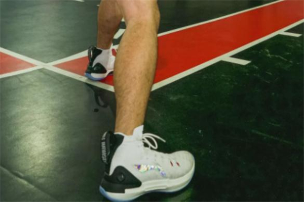 李寧馭帥13和音速7哪個(gè)好 馭帥13和音速7對(duì)比測(cè)評(píng) 李寧馭帥13和音速7哪個(gè)好 馭帥13和音速7對(duì)比測(cè)評(píng)