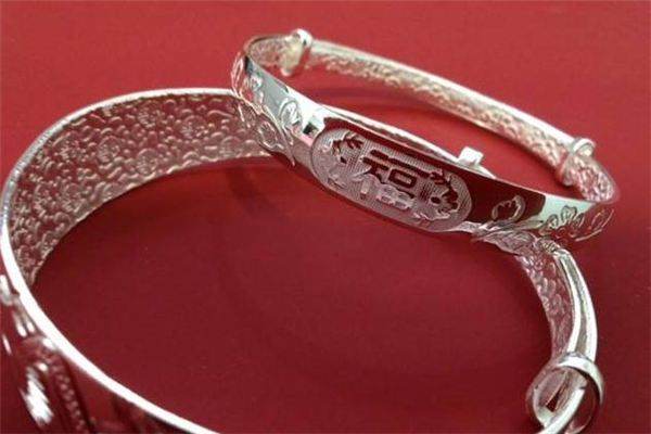 老鳳祥銀手鐲多少錢 老鳳祥銀手鐲價(jià)格貴嗎 老鳳祥銀手鐲多少錢 老鳳祥銀手鐲價(jià)格貴嗎