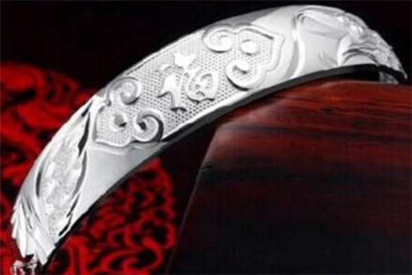 老鳳祥銀手鐲多少錢 老鳳祥銀手鐲價(jià)格貴嗎 老鳳祥銀手鐲多少錢 老鳳祥銀手鐲價(jià)格貴嗎