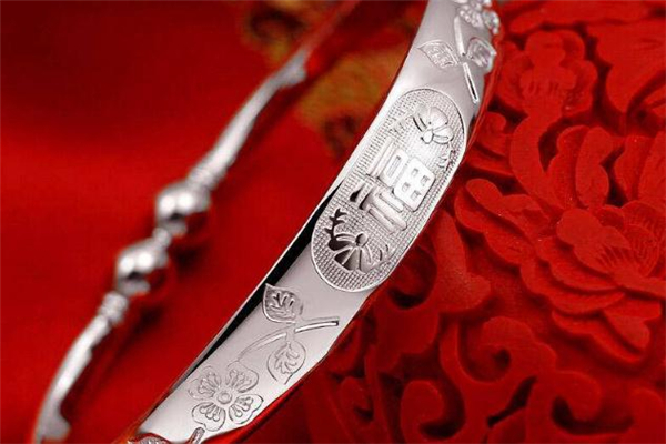 老鳳祥銀手鐲多少錢 老鳳祥銀手鐲價(jià)格貴嗎 老鳳祥銀手鐲多少錢 老鳳祥銀手鐲價(jià)格貴嗎