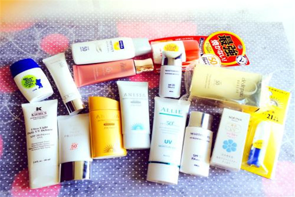 化了妝怎么補涂防曬霜 選對方法很重要 化了妝怎么補涂防曬霜 選對方法很重要
