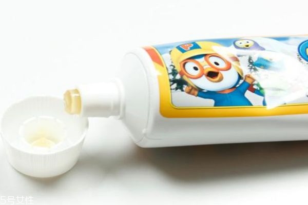 兒童牙膏和成人牙膏有什么區(qū)別呢 牙膏到底要不要含氟呢 兒童牙膏和成人牙膏有什么區(qū)別呢 牙膏到底要不要含氟呢