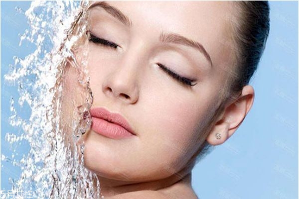 22歲用什么護膚品好 適合22歲女生用的護膚品 22歲用什么護膚品好 適合22歲女生用的護膚品