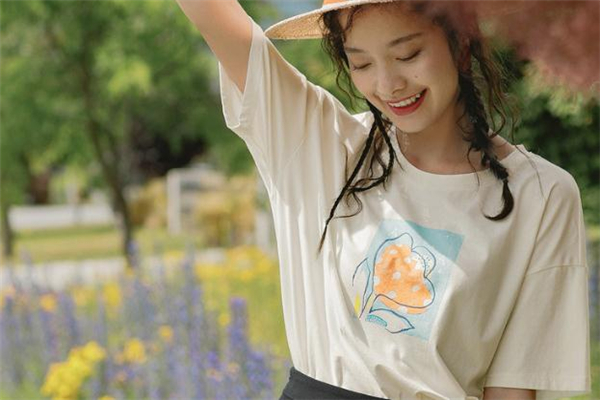 白色衣服沾上紅酒怎么洗 紅酒灑在白色衣服上用什么洗 白色衣服沾上紅酒怎么洗 紅酒灑在白色衣服上用什么洗