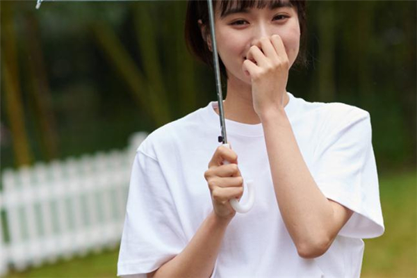 白色衣服沾上紅酒怎么洗 紅酒灑在白色衣服上用什么洗 白色衣服沾上紅酒怎么洗 紅酒灑在白色衣服上用什么洗