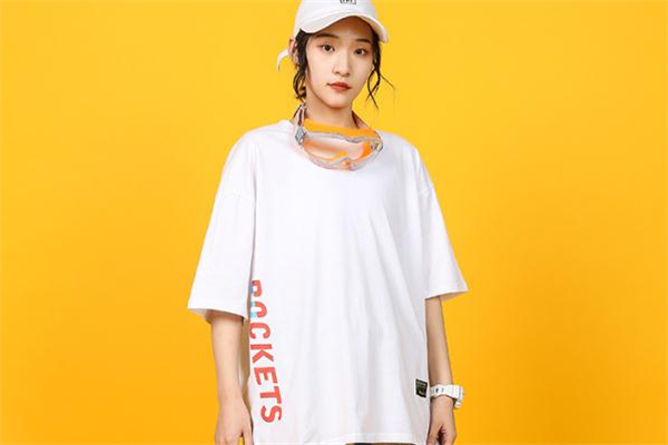 白色衣服沾上紅酒怎么洗 紅酒灑在白色衣服上用什么洗 白色衣服沾上紅酒怎么洗 紅酒灑在白色衣服上用什么洗