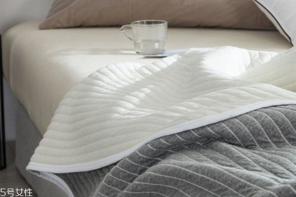 空調(diào)被要套被套嗎 空調(diào)被要怎么洗呢 空調(diào)被要套被套嗎 空調(diào)被要怎么洗呢