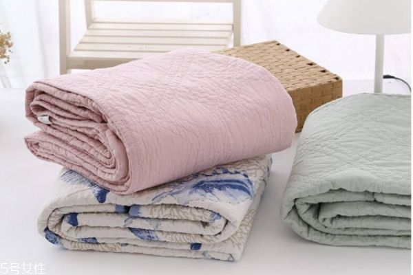 空調(diào)被要套被套嗎 空調(diào)被要怎么洗呢 空調(diào)被要套被套嗎 空調(diào)被要怎么洗呢