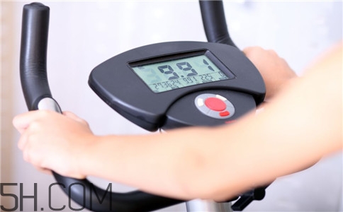 動(dòng)感單車是有氧運(yùn)動(dòng)還是無(wú)氧運(yùn)動(dòng)？動(dòng)感單車是要站起來(lái)騎嗎？