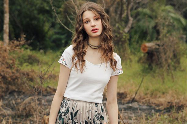 白色衣服被牛仔褲染色了怎么辦 白色衣服染色怎么洗掉 白色衣服被牛仔褲染色了怎么辦 白色衣服染色怎么洗掉