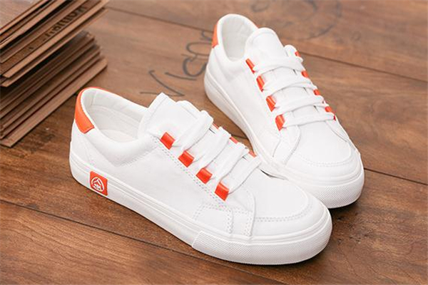 白球鞋上的霉點(diǎn)怎么洗 白色球鞋有霉點(diǎn)怎么洗掉 白球鞋上的霉點(diǎn)怎么洗 白色球鞋有霉點(diǎn)怎么洗掉