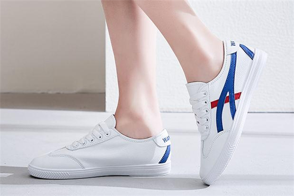 白球鞋上的霉點(diǎn)怎么洗 白色球鞋有霉點(diǎn)怎么洗掉 白球鞋上的霉點(diǎn)怎么洗 白色球鞋有霉點(diǎn)怎么洗掉