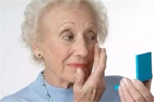 黑眼圈用土豆片可以去除嗎 黑眼圈去除方法 黑眼圈用土豆片可以去除嗎 黑眼圈去除方法