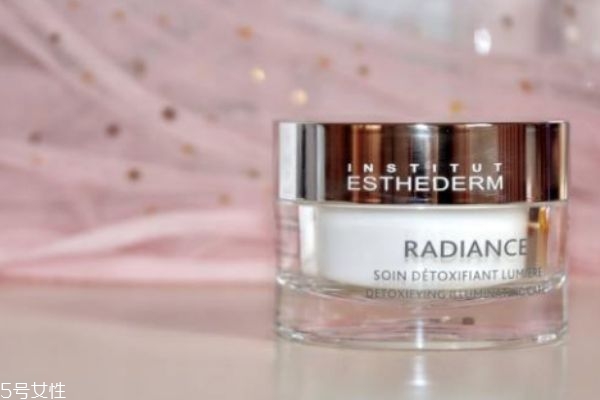 雅詩(shī)敦是一個(gè)怎么樣的品牌呢 雅詩(shī)敦的眼霜怎么樣呢