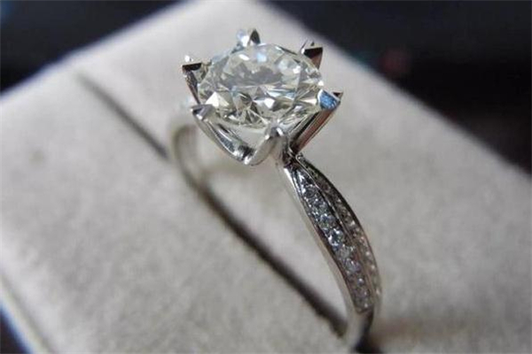 六福珠寶和周大福哪個(gè)好 六福珠寶和周大福的區(qū)別 六福珠寶和周大福哪個(gè)好 六福珠寶和周大福的區(qū)別