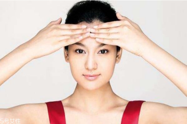 為什么額頭上長很多小痘痘 額頭下巴長痘痘的原因 為什么額頭上長很多小痘痘 額頭下巴長痘痘的原因