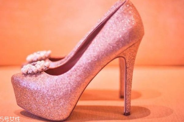 孕婦穿高跟鞋有什么危害呢 高跟鞋不適合怎么人群穿呢 孕婦穿高跟鞋有什么危害呢 高跟鞋不適合怎么人群穿呢