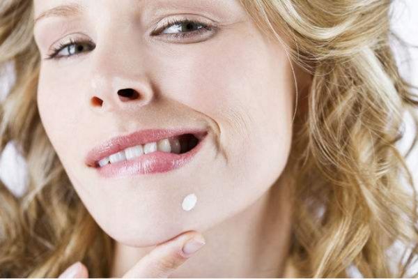 下巴上長(zhǎng)痘痘是什么原因 下巴長(zhǎng)痘痘怎么快速去除