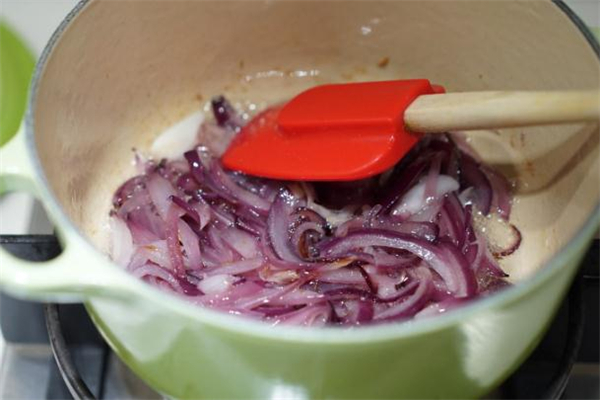 洋蔥燉冰糖可以止咳嗎 洋蔥燉冰糖的做法 洋蔥燉冰糖可以止咳嗎 洋蔥燉冰糖的做法