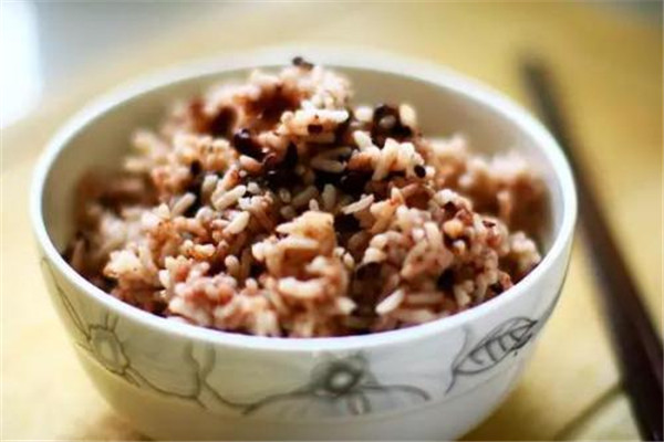 米飯一次沒蒸熟怎么辦 米飯夾生處理方法 米飯一次沒蒸熟怎么辦 米飯夾生處理方法