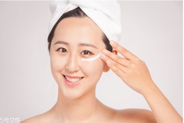 用完精華液還用乳液?jiǎn)?精華液和乳液哪個(gè)先用 用完精華液還用乳液?jiǎn)?精華液和乳液哪個(gè)先用