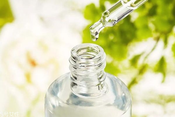 用完精華液還用乳液?jiǎn)?精華液和乳液哪個(gè)先用 用完精華液還用乳液?jiǎn)?精華液和乳液哪個(gè)先用