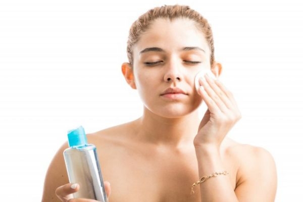 使用精華水之前要用爽膚水嗎 只用精華水不用爽膚水行嗎 使用精華水之前要用爽膚水嗎 只用精華水不用爽膚水行嗎