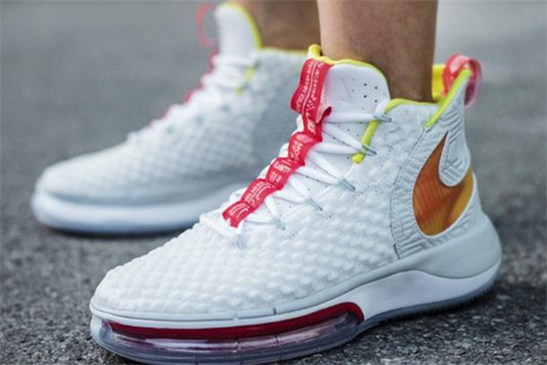 耐克alphadunk和aj33 se哪個(gè)好 兩者對比測評