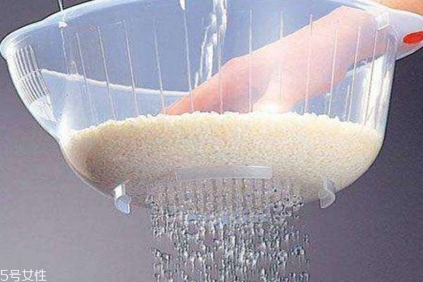 淘米水洗臉有什么好處呢 淘米水的主要成分有什么呢 淘米水洗臉有什么好處呢 淘米水的主要成分有什么呢