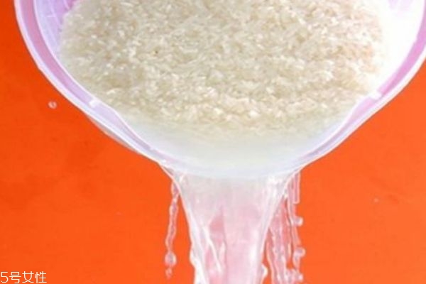 淘米水洗臉有什么好處呢 淘米水的主要成分有什么呢 淘米水洗臉有什么好處呢 淘米水的主要成分有什么呢