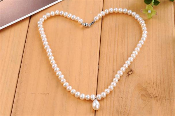 珍珠項(xiàng)鏈會(huì)過敏嗎 珍珠項(xiàng)鏈過敏怎么辦 珍珠項(xiàng)鏈會(huì)過敏嗎 珍珠項(xiàng)鏈過敏怎么辦