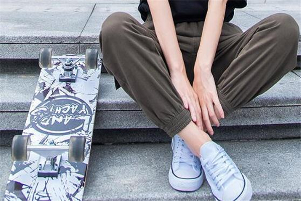 工裝褲配什么鞋子好看 工裝褲搭配指南 工裝褲配什么鞋子好看 工裝褲搭配指南