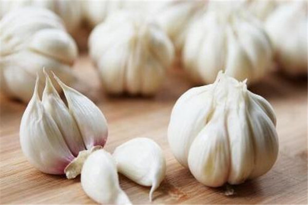 生吃大蒜傷胃嗎 胃不好的人不建議生吃大蒜 生吃大蒜傷胃嗎 胃不好的人不建議生吃大蒜