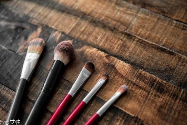 一般上眼影要幾支刷子 畫眼影需要哪些刷子 一般上眼影要幾支刷子 畫眼影需要哪些刷子